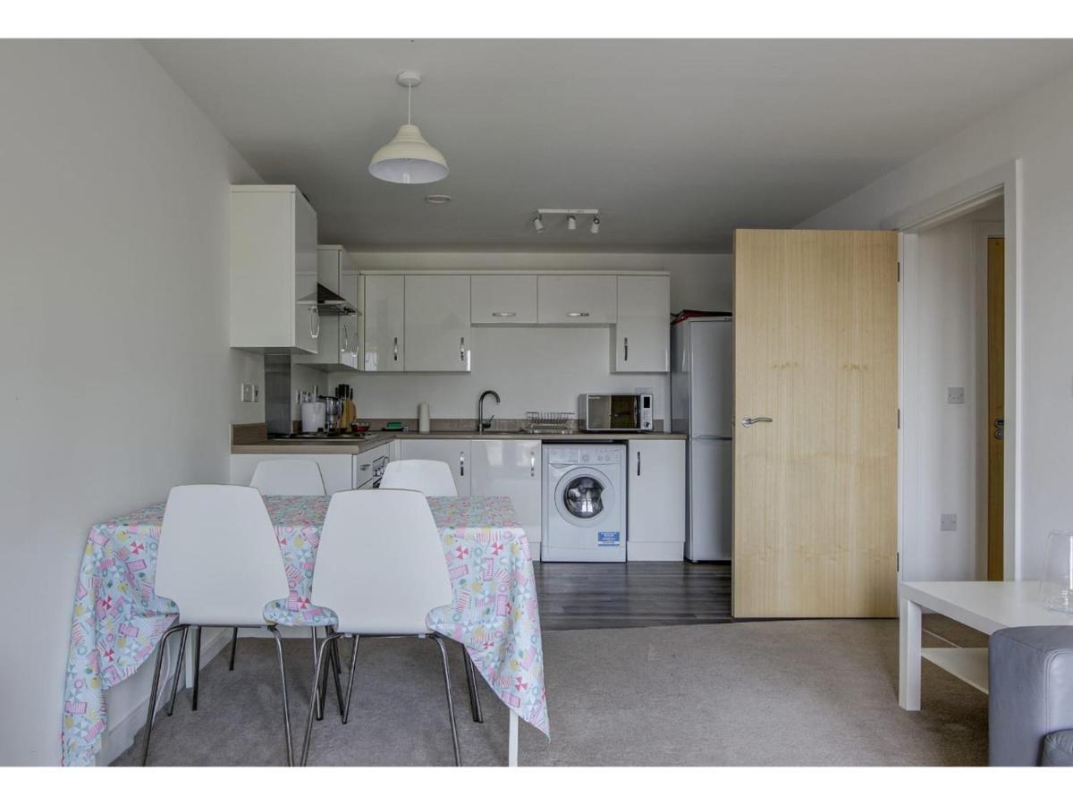 Large, Spacious And Modern Apt For 4 In مانشستر المظهر الخارجي الصورة
